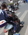 电动车上的漆皮高跟靓丽妈妈 [徐香 作品]